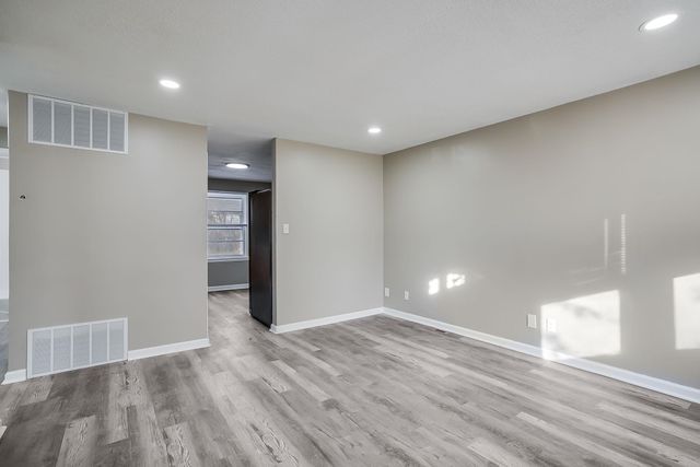 1033 S Waverly St, Wichita, KS 67218