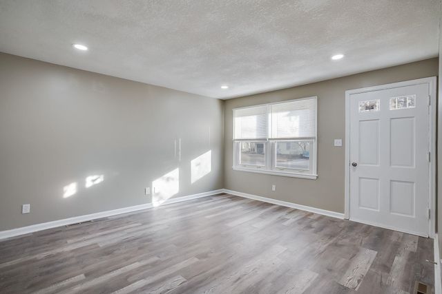 1033 S Waverly St, Wichita, KS 67218