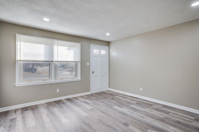 1033 S Waverly St, Wichita, KS 67218