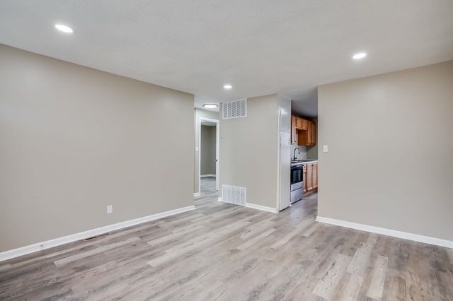 1033 S Waverly St, Wichita, KS 67218