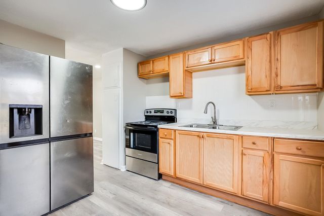 1033 S Waverly St, Wichita, KS 67218