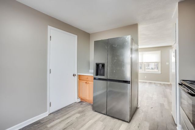 1033 S Waverly St, Wichita, KS 67218