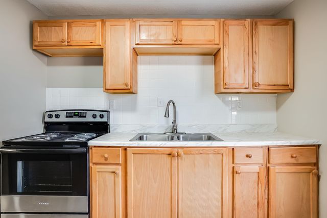 1033 S Waverly St, Wichita, KS 67218