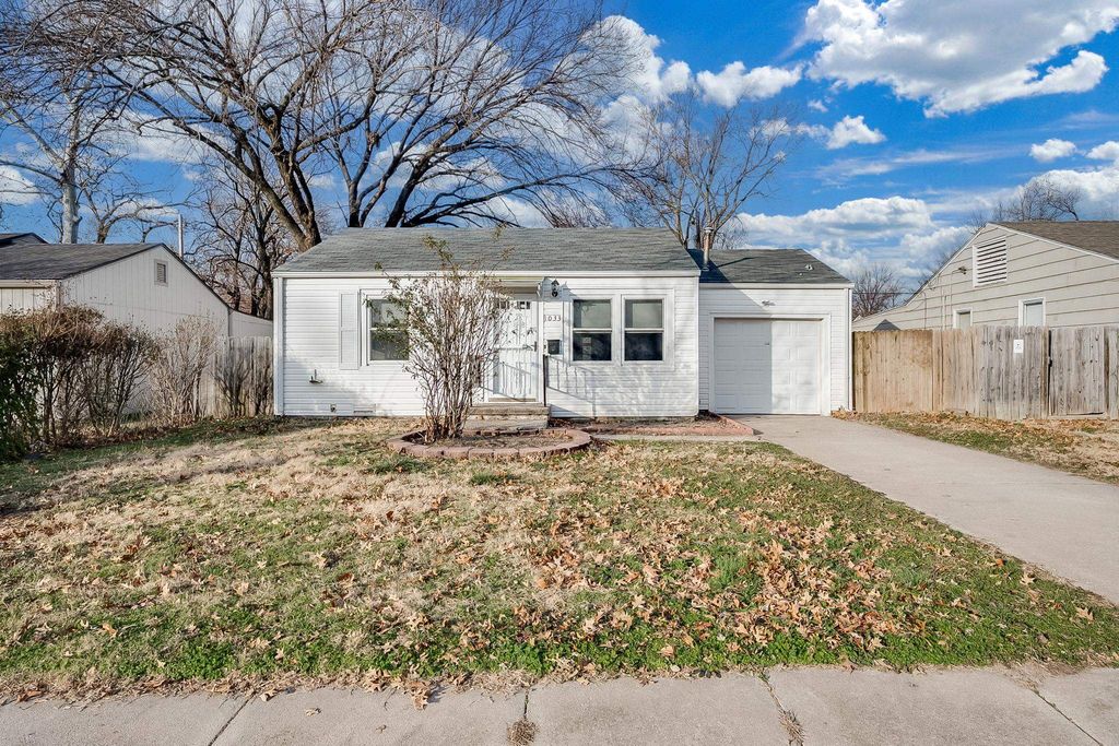 1033 S Waverly St, Wichita, KS 67218