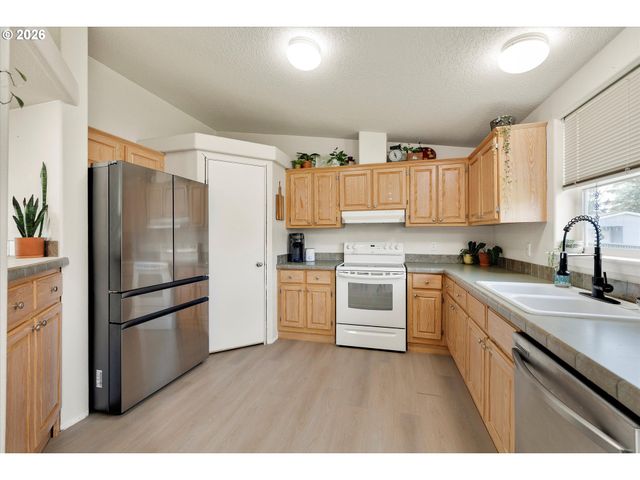 1247 BOARDWALK Ave, Molalla, OR 97038