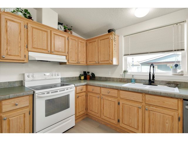 1247 BOARDWALK Ave, Molalla, OR 97038