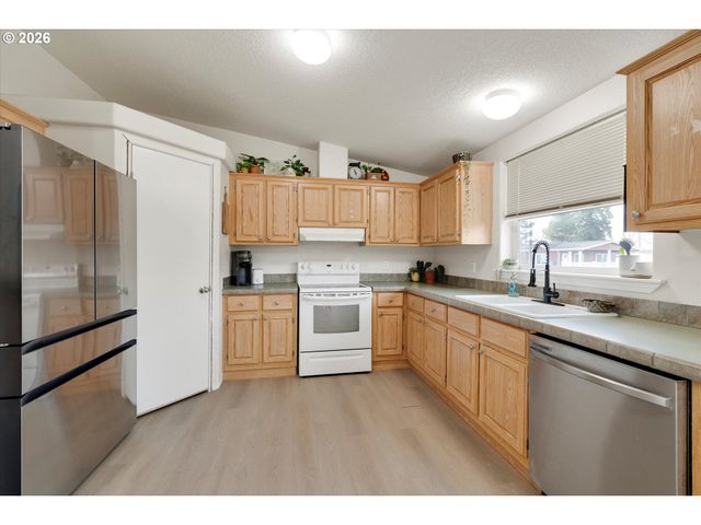 1247 BOARDWALK Ave, Molalla, OR 97038