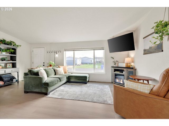 1247 BOARDWALK Ave, Molalla, OR 97038