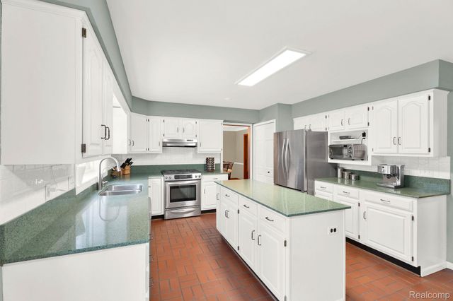 26192 Hidden Valley Drive, Farmington Hills, MI 48331