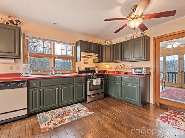 415 Treetop Lane, Waynesville, NC 28785