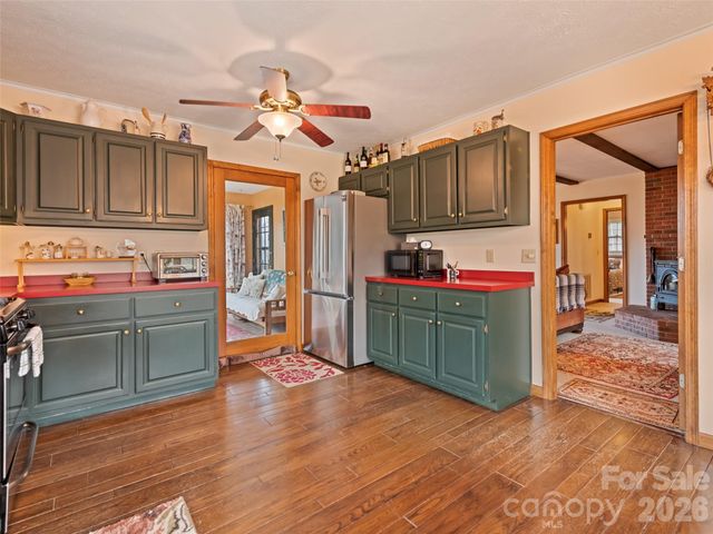 415 Treetop Lane, Waynesville, NC 28785