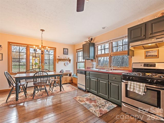 415 Treetop Lane, Waynesville, NC 28785