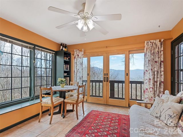 415 Treetop Lane, Waynesville, NC 28785