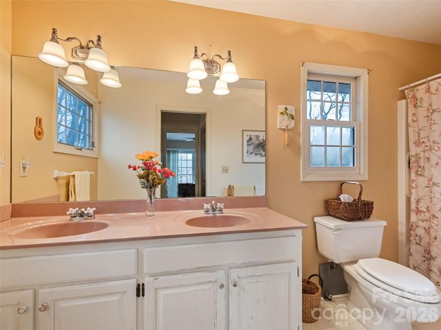 415 Treetop Lane, Waynesville, NC 28785