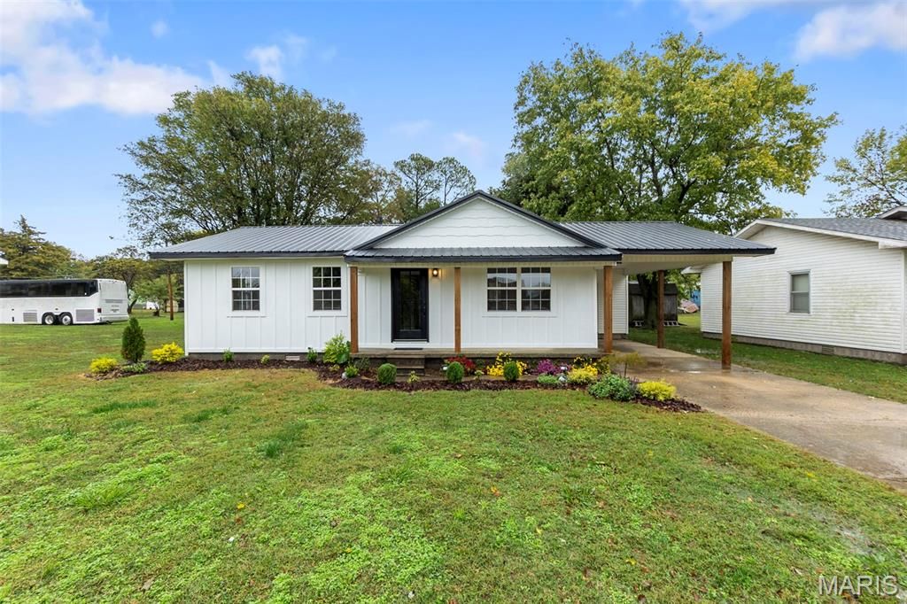 201 Lunbeck Avenue, Gideon, MO 63848