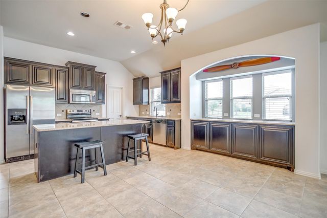 807 Silverthorne Drive, Burleson, TX 76028
