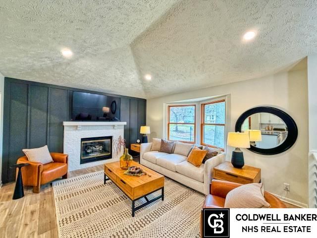 14824 Hillside Plaza, Omaha, NE 68154