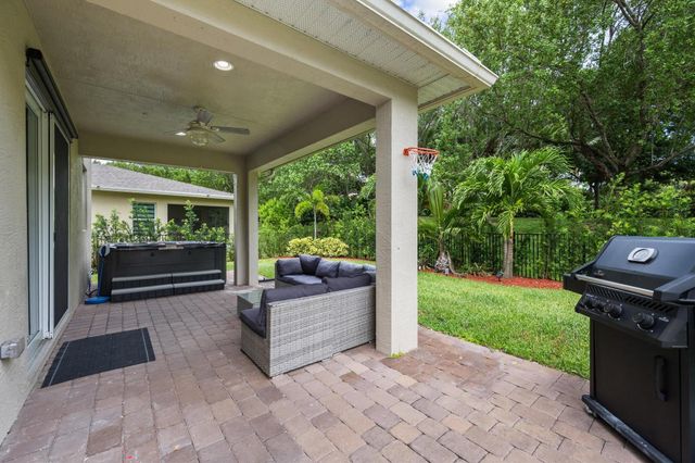 1813 NW Cataluna Circle, Port St Lucie, FL 34986