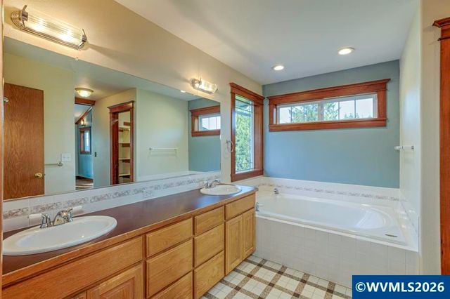 4055 Westwood Dr, Tillamook, OR 97141