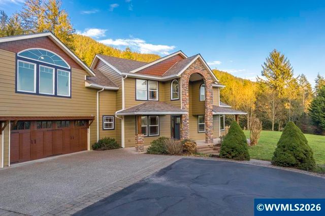 4055 Westwood Dr, Tillamook, OR 97141