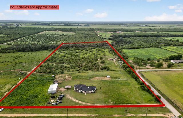 965 County Road 7611, Devine, TX 78016