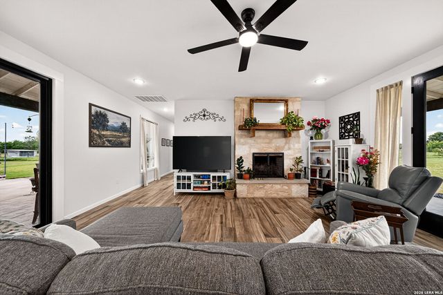 965 County Road 7611, Devine, TX 78016