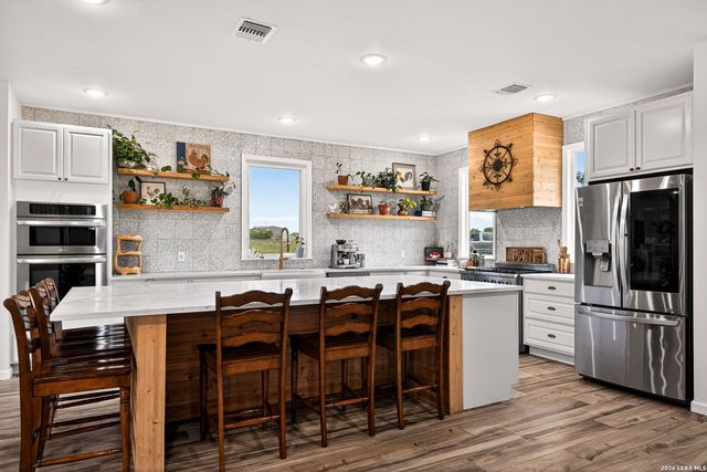 965 County Road 7611, Devine, TX 78016