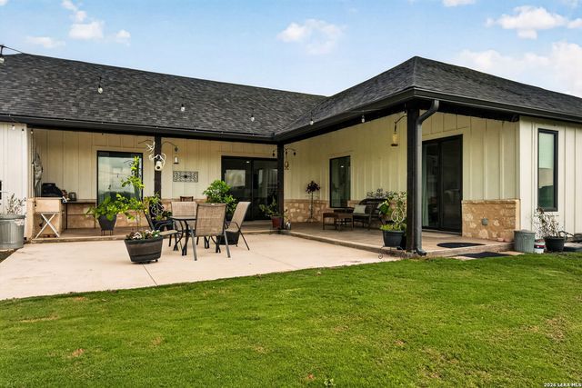 965 County Road 7611, Devine, TX 78016