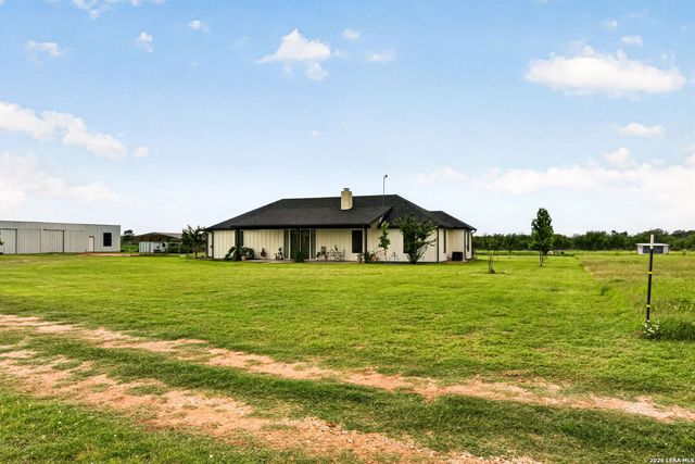 965 County Road 7611, Devine, TX 78016