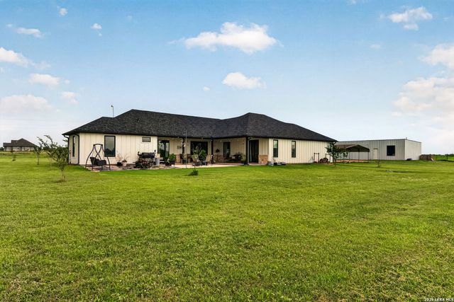 965 County Road 7611, Devine, TX 78016