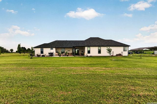 965 County Road 7611, Devine, TX 78016