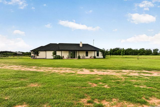 965 County Road 7611, Devine, TX 78016
