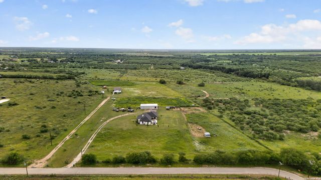 965 County Road 7611, Devine, TX 78016