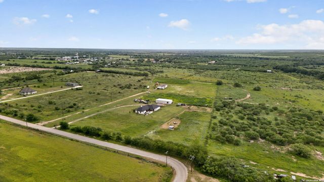 965 County Road 7611, Devine, TX 78016
