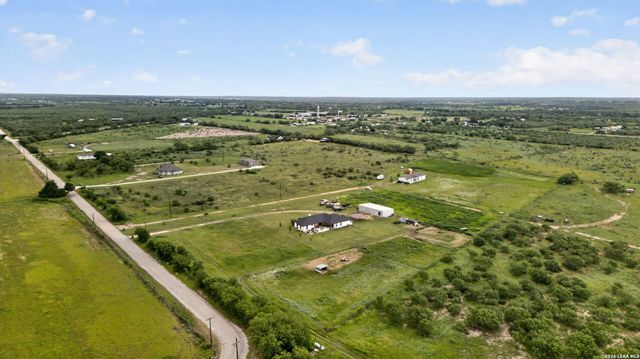 965 County Road 7611, Devine, TX 78016