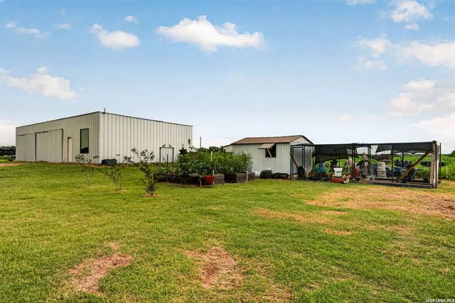965 County Road 7611, Devine, TX 78016