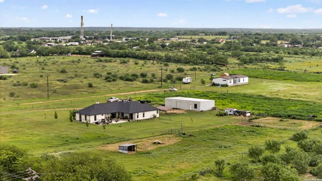 965 County Road 7611, Devine, TX 78016