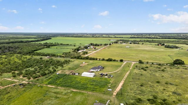 965 County Road 7611, Devine, TX 78016