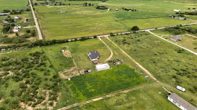 965 County Road 7611, Devine, TX 78016