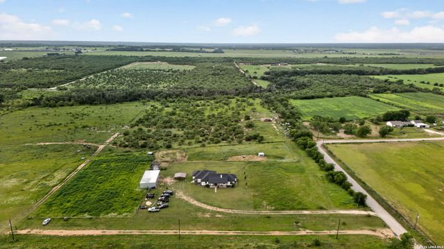 965 County Road 7611, Devine, TX 78016