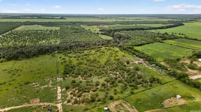 965 County Road 7611, Devine, TX 78016