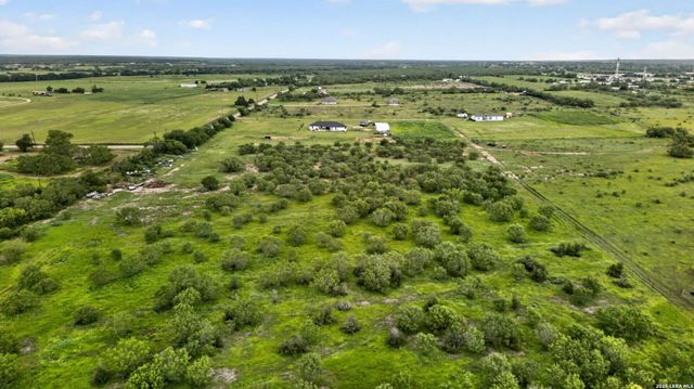 965 County Road 7611, Devine, TX 78016