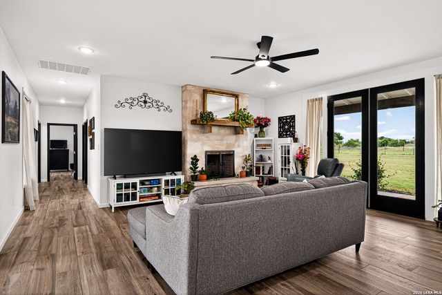 965 County Road 7611, Devine, TX 78016