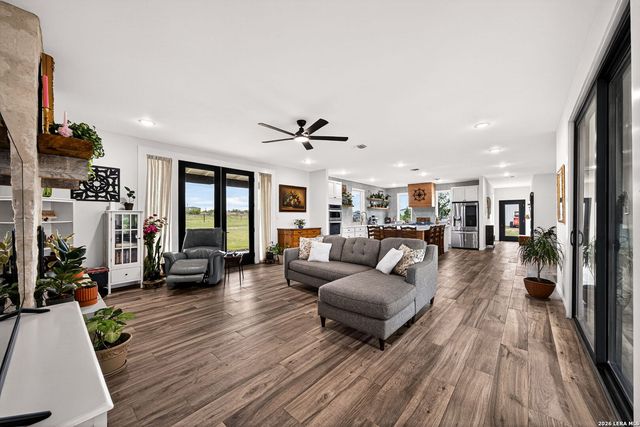 965 County Road 7611, Devine, TX 78016
