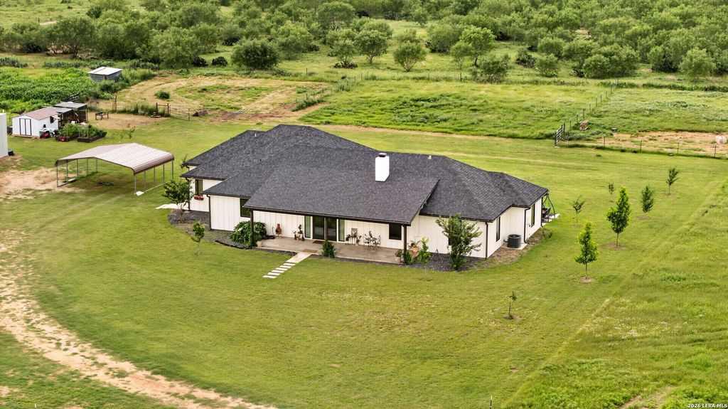 965 County Road 7611, Devine, TX 78016
