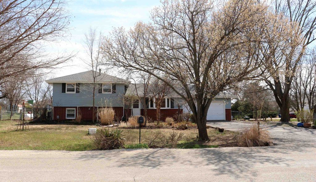 349 W Robson Rd, Salina, KS 67401
