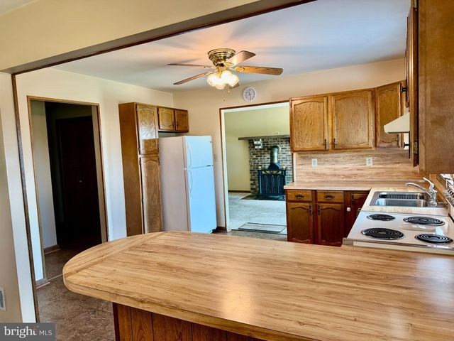 2122 HILLVIEW DR, Fayetteville, PA 17222