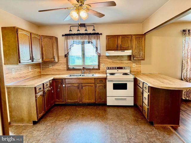 2122 HILLVIEW DR, Fayetteville, PA 17222