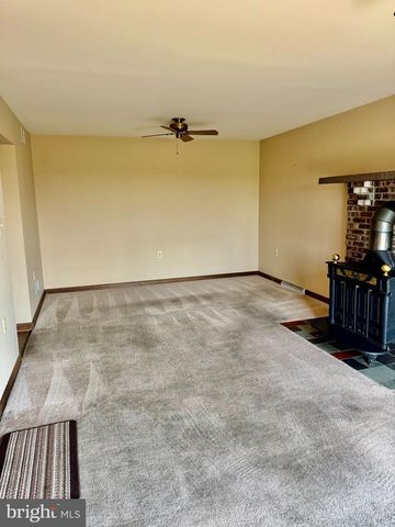 2122 HILLVIEW DR, Fayetteville, PA 17222