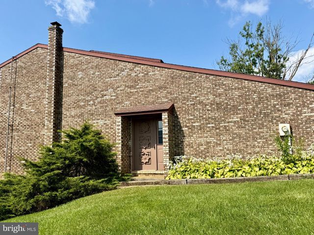 2122 HILLVIEW DR, Fayetteville, PA 17222